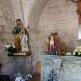 Sulla sinistra vi � la statua del Cristo risorto e accanto ad esso quella di Sant�Anna che pare essere stata realizzata da un artista della scuola napoletana